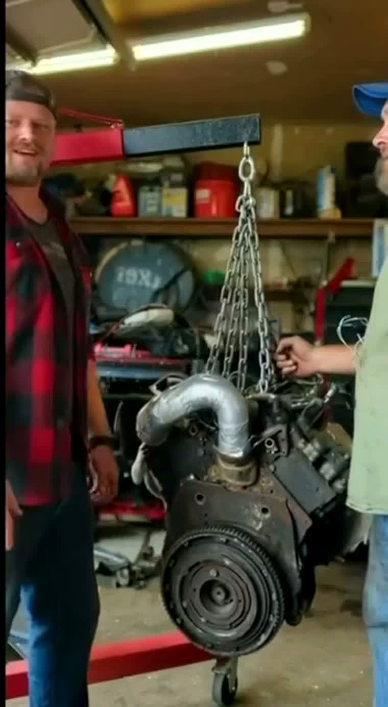 Engine pulled on the hoist